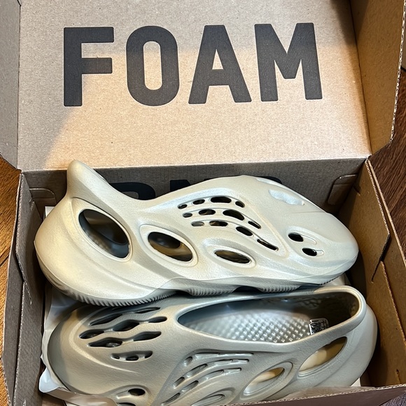 YEEZY RNR - Picture 5 of 6